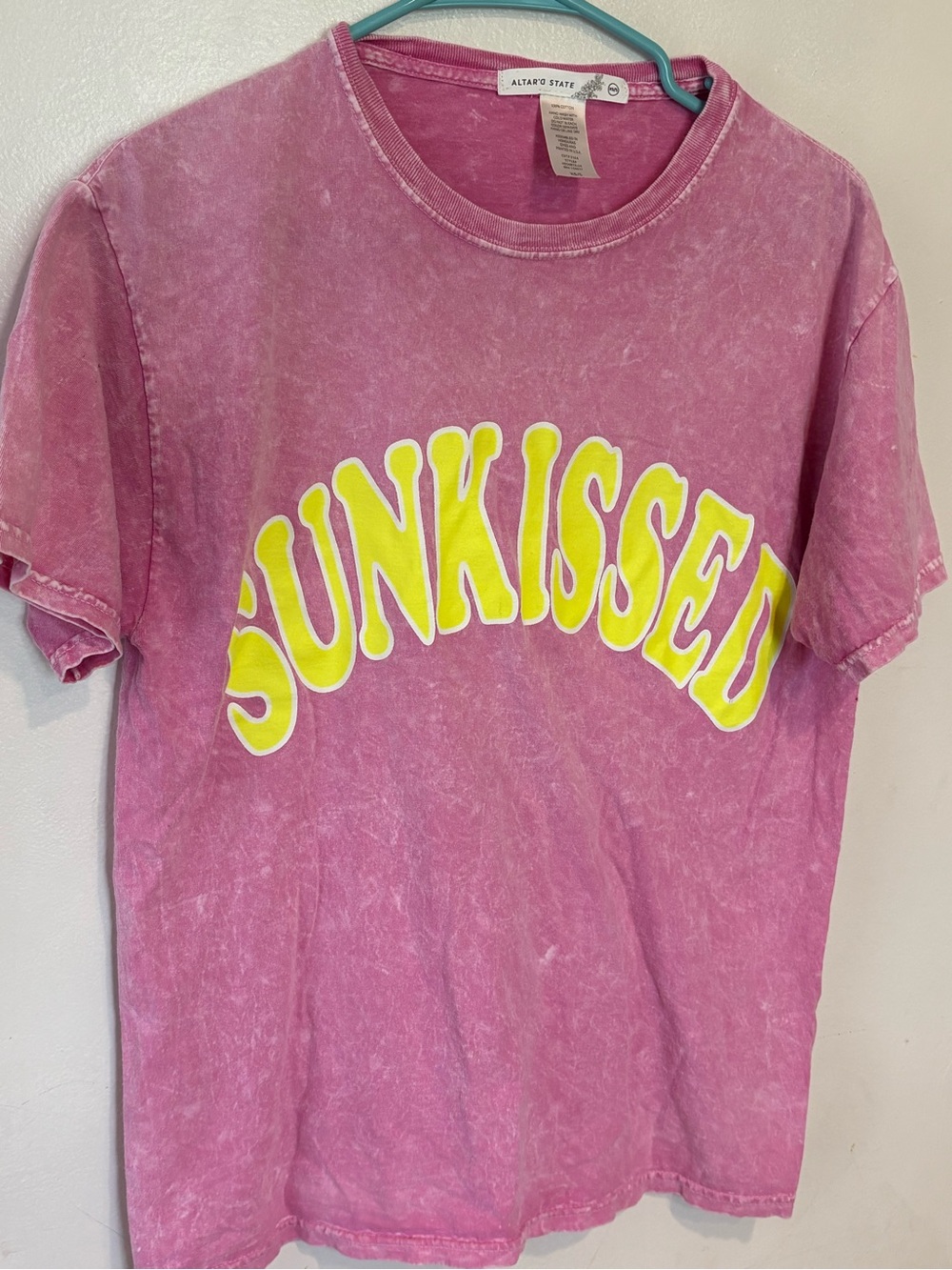 Altar'd State Women’s oversized sun-kissed Pink Graphic Tee size XS small